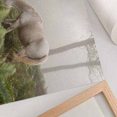Affiche décorative Un cheval se détachant sur un fond de fougères dans une forêt brumeuse