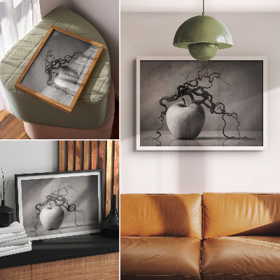 Affiche et poster Le contraste entre la pomme et la branche est un monochrome harmonieux.