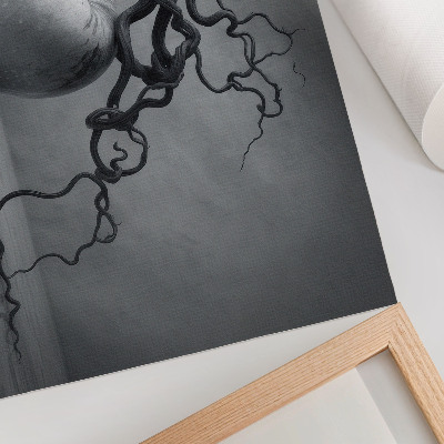 Affiche et poster Le contraste entre la pomme et la branche est un monochrome harmonieux.
