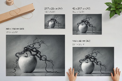 Affiche et poster Le contraste entre la pomme et la branche est un monochrome harmonieux.