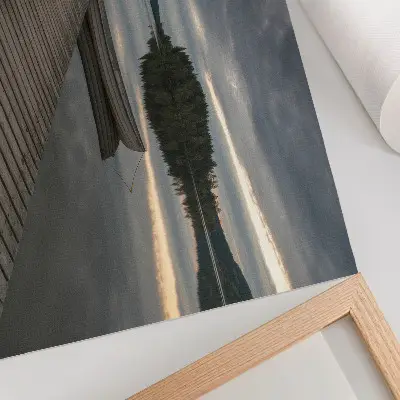 Affiche lac, bateau, forêt et nuages dans une atmosphère apaisante