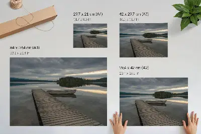 Affiche lac, bateau, forêt et nuages dans une atmosphère apaisante