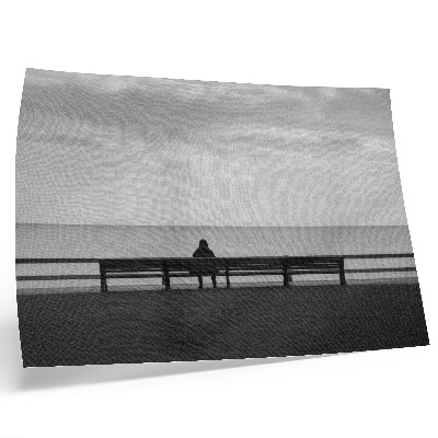 Affiche Personne assise sur un banc au bord de la mer, harmonie grise