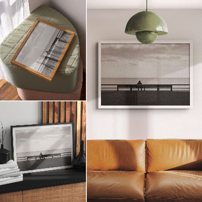 Affiche Personne assise sur un banc au bord de la mer, harmonie grise