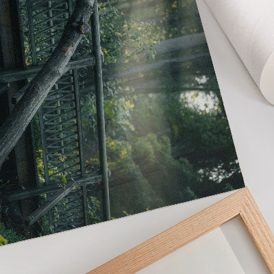 Affiche décorative Un pont en bois au milieu de la verdure et du soleil