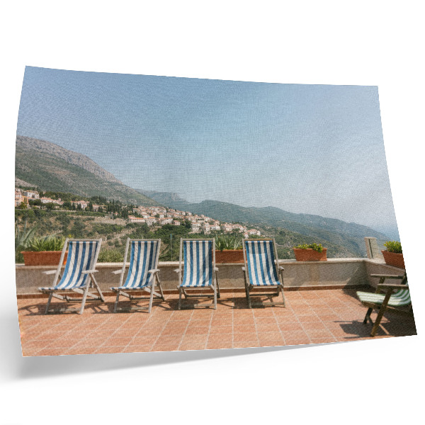 Affiche et poster Chaises longues sur la terrasse avec vue sur les montagnes