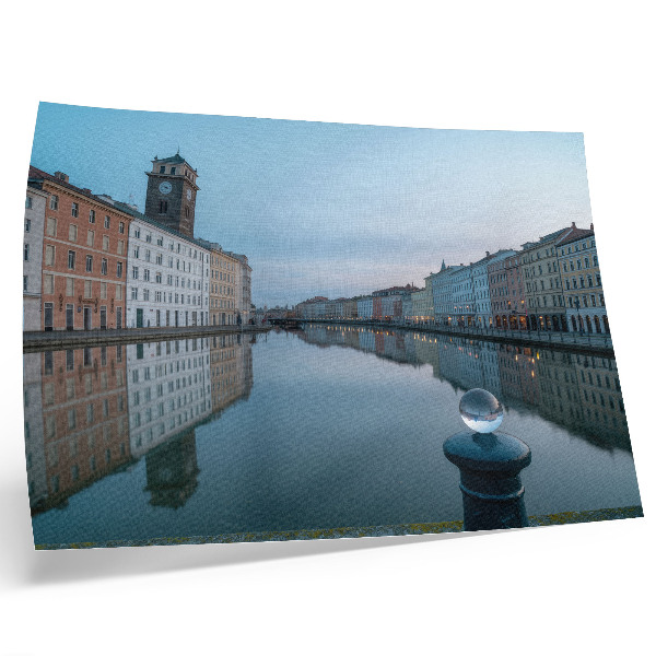 Affiche décorative Des immeubles aux couleurs pastel se reflètent dans l'eau du canal.