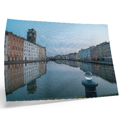 Affiche décorative Des immeubles aux couleurs pastel se reflètent dans l'eau du canal.