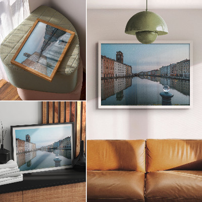 Affiche décorative Des immeubles aux couleurs pastel se reflètent dans l'eau du canal.