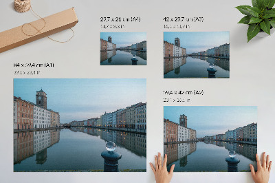Affiche décorative Des immeubles aux couleurs pastel se reflètent dans l'eau du canal.