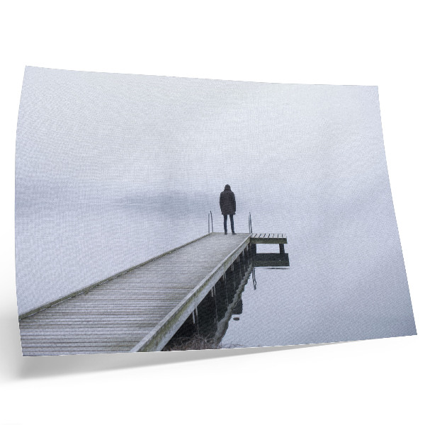 Affiche et poster Une silhouette solitaire sur une jetée dans le brouillard