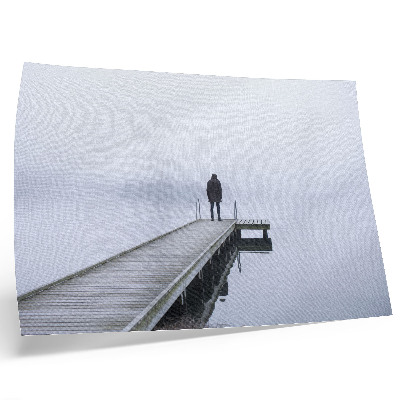 Affiche et poster Une silhouette solitaire sur une jetée dans le brouillard