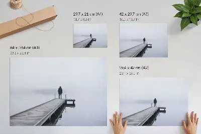 Affiche et poster silhouette solitaire sur une jetée dans le brouillard
