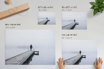 Affiche et poster Une silhouette solitaire sur une jetée dans le brouillard
