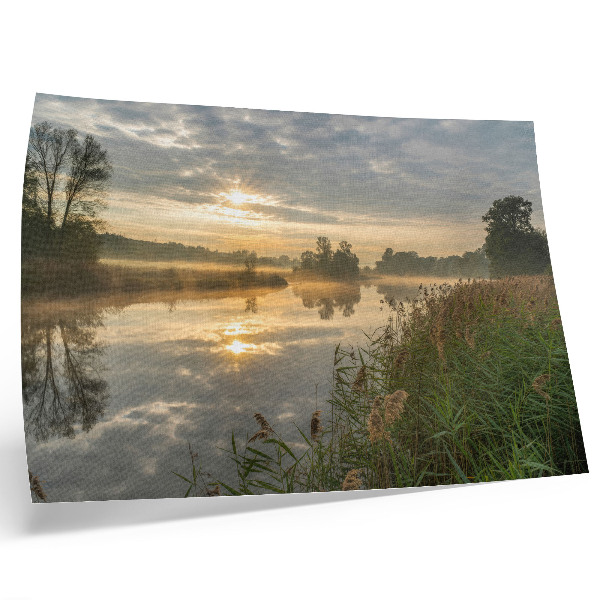 Affiche Un matin brumeux au bord du lac avec des reflets de la nature