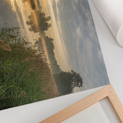 Affiche Un matin brumeux au bord du lac avec des reflets de la nature
