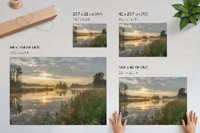 Affiche Un matin brumeux au bord du lac avec des reflets de la nature
