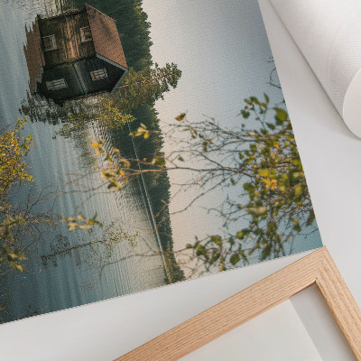 Affiche décorative chalet au bord du lac, paisible, avec la forêt se reflétant dans l'eau.