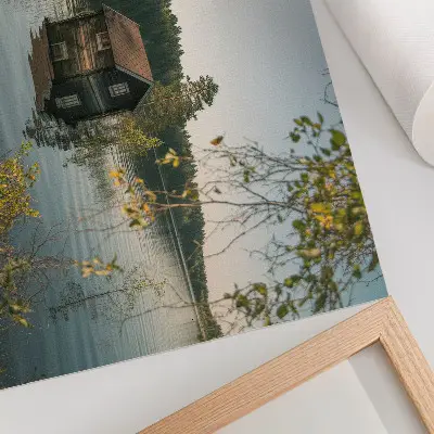Affiche décorative chalet paisible au bord du lac avec forêt se reflétant dans l'eau