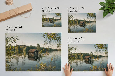 Affiche décorative chalet au bord du lac, paisible, avec la forêt se reflétant dans l'eau.