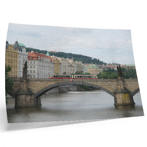 Affiche décorative Un pont enjambant la rivière avec un tramway, entouré d'une architecture classique