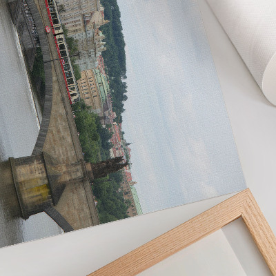 Affiche décorative Un pont enjambant la rivière avec un tramway, entouré d'une architecture classique
