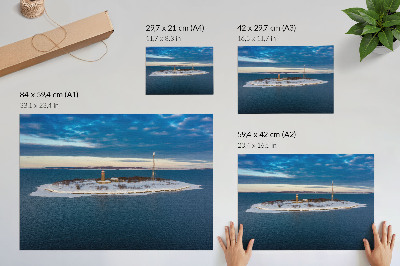 Affiche et poster Île hivernale avec un phare et une mer bleue