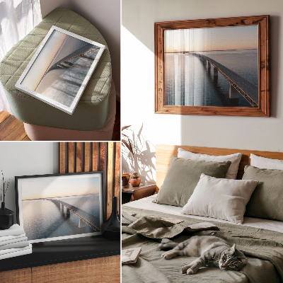 Affiche Un pont enjambant une mer calme au coucher du soleil