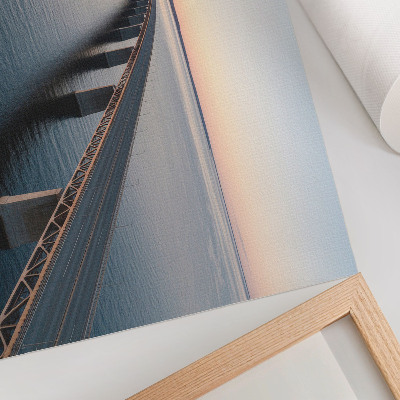 Affiche Un pont enjambant une mer calme au coucher du soleil