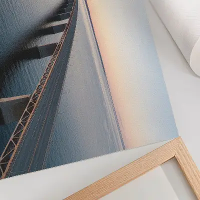 Affiche un pont surplombant une mer calme au coucher du soleil