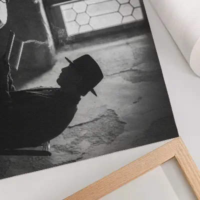 Affiche décorative ambiance en noir et blanc représentant un homme avec un livre à l'élégance classique