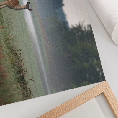 Affiche décorative Cerfs se détachant sur fond de prairies brumeuses et de forêt