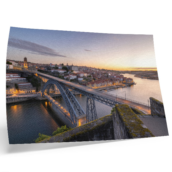 Affiche Le pont se détachant sur le coucher du soleil et la ville en arrière-plan