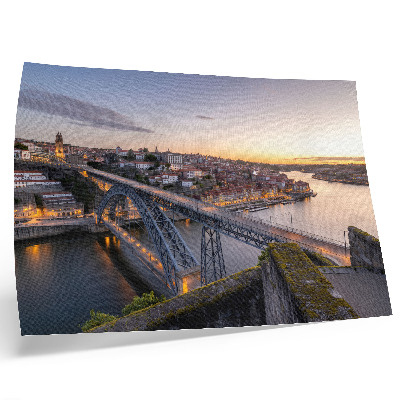 Affiche Le pont se détachant sur le coucher du soleil et la ville en arrière-plan