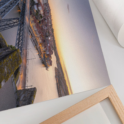 Affiche Le pont se détachant sur le coucher du soleil et la ville en arrière-plan