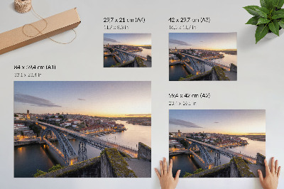 Affiche Le pont se détachant sur le coucher du soleil et la ville en arrière-plan