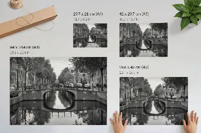 Affiche décorative représentant des ponts en noir et blanc avec un espace urbain au bord du canal