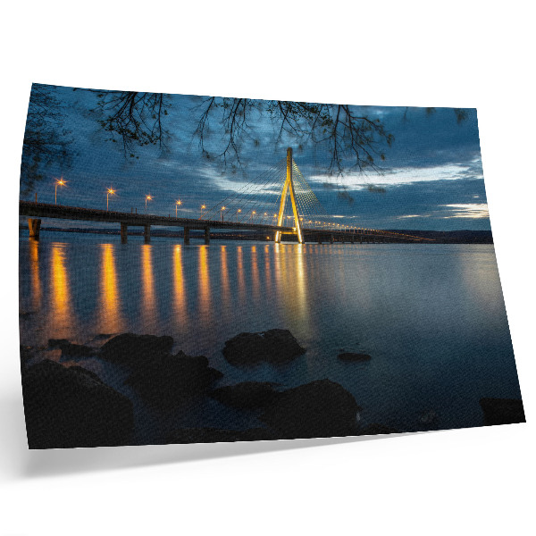 Affiche Pont illuminé au-dessus de l'eau la nuit