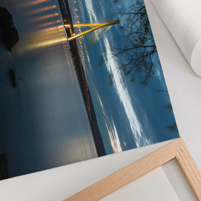 Affiche Pont illuminé au-dessus de l'eau la nuit