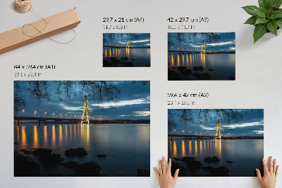 Affiche Pont illuminé au-dessus de l'eau la nuit