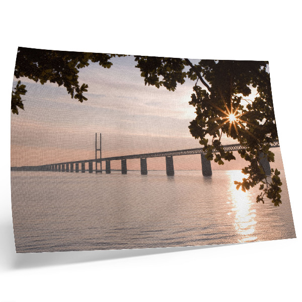 Affiche et poster Un pont pittoresque au coucher du soleil au-dessus de l'eau