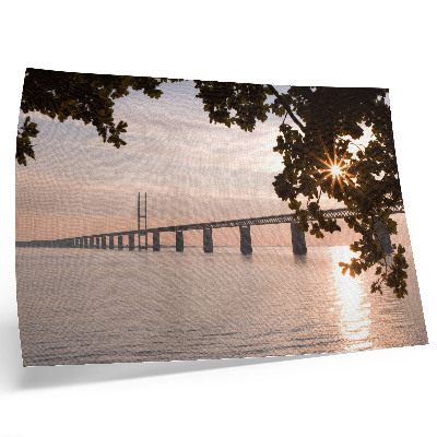 Affiche et poster Un pont pittoresque au coucher du soleil au-dessus de l'eau