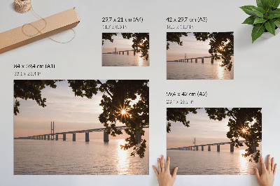 Affiche et poster Un pont pittoresque au coucher du soleil au-dessus de l'eau