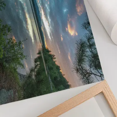 Affiche reflets du lac, ciel vert et arbres calmes