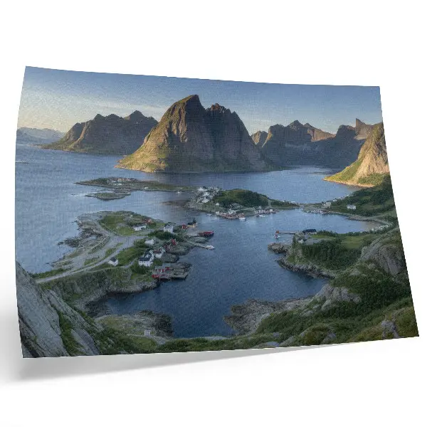 Affiche et poster représentant des montagnes et une baie tranquille aux maisons colorées