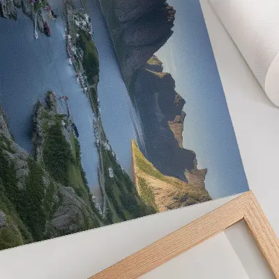 Affiche et poster représentant des montagnes et une baie tranquille aux maisons colorées
