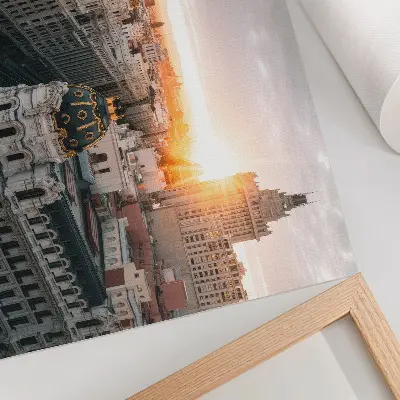 Affiche représentant une ville nocturne à l'architecture majestueuse