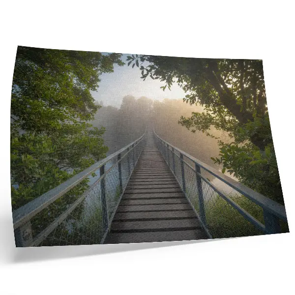 Affiche décorative pont dans le brouillard au-dessus d'une rivière dans un cadre verdoyant