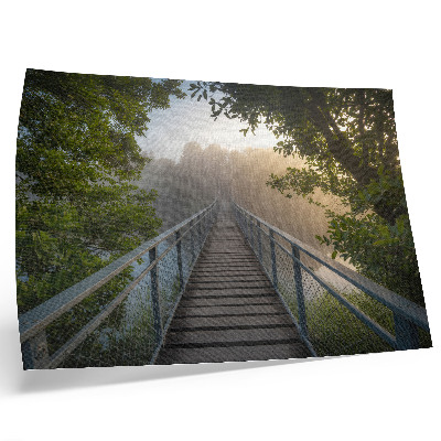 Affiche décorative Un pont dans le brouillard au-dessus d'une rivière dans un cadre verdoyant