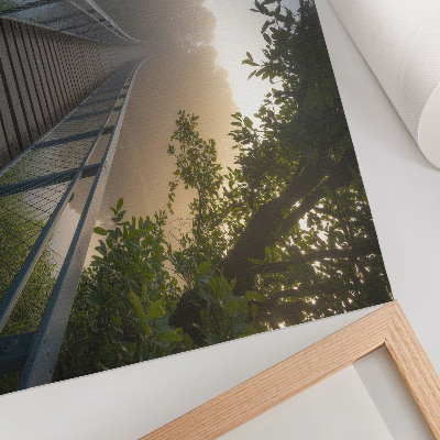 Affiche décorative Un pont dans le brouillard au-dessus d'une rivière dans un cadre verdoyant